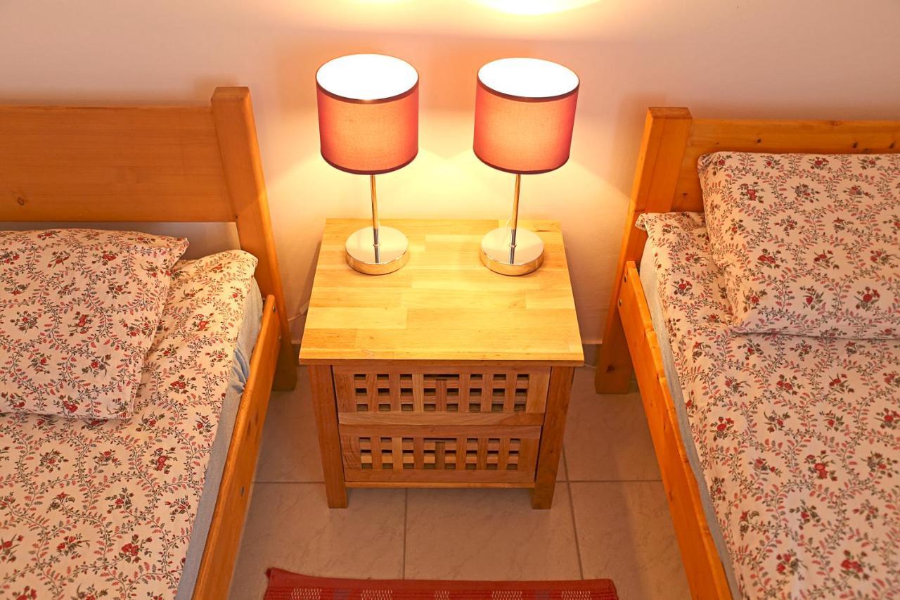 Apartments Mira Gornji Karin Bagian luar foto