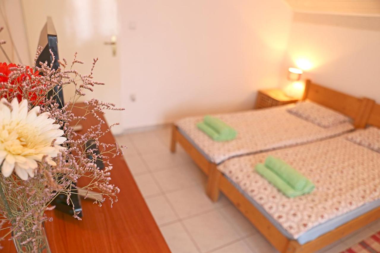 Apartments Mira Gornji Karin Bagian luar foto