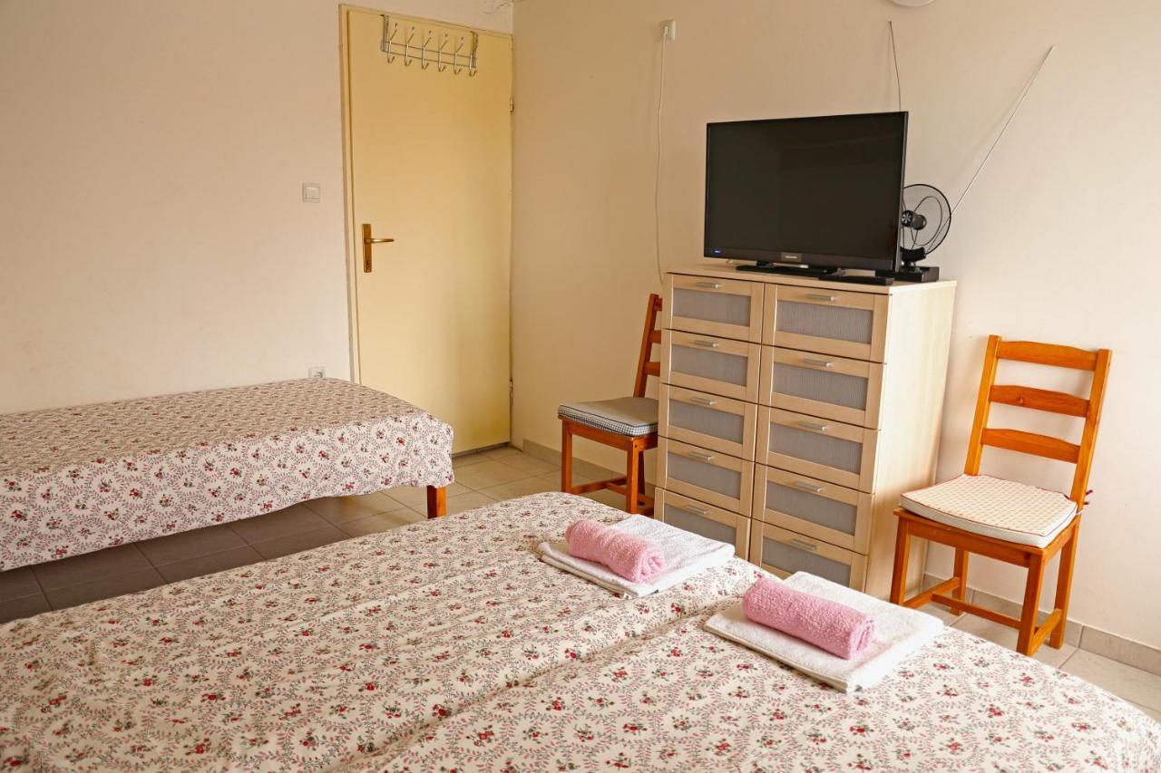 Apartments Mira Gornji Karin Bagian luar foto