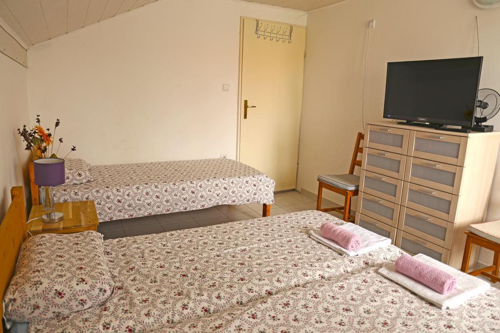 Apartments Mira Gornji Karin Bagian luar foto